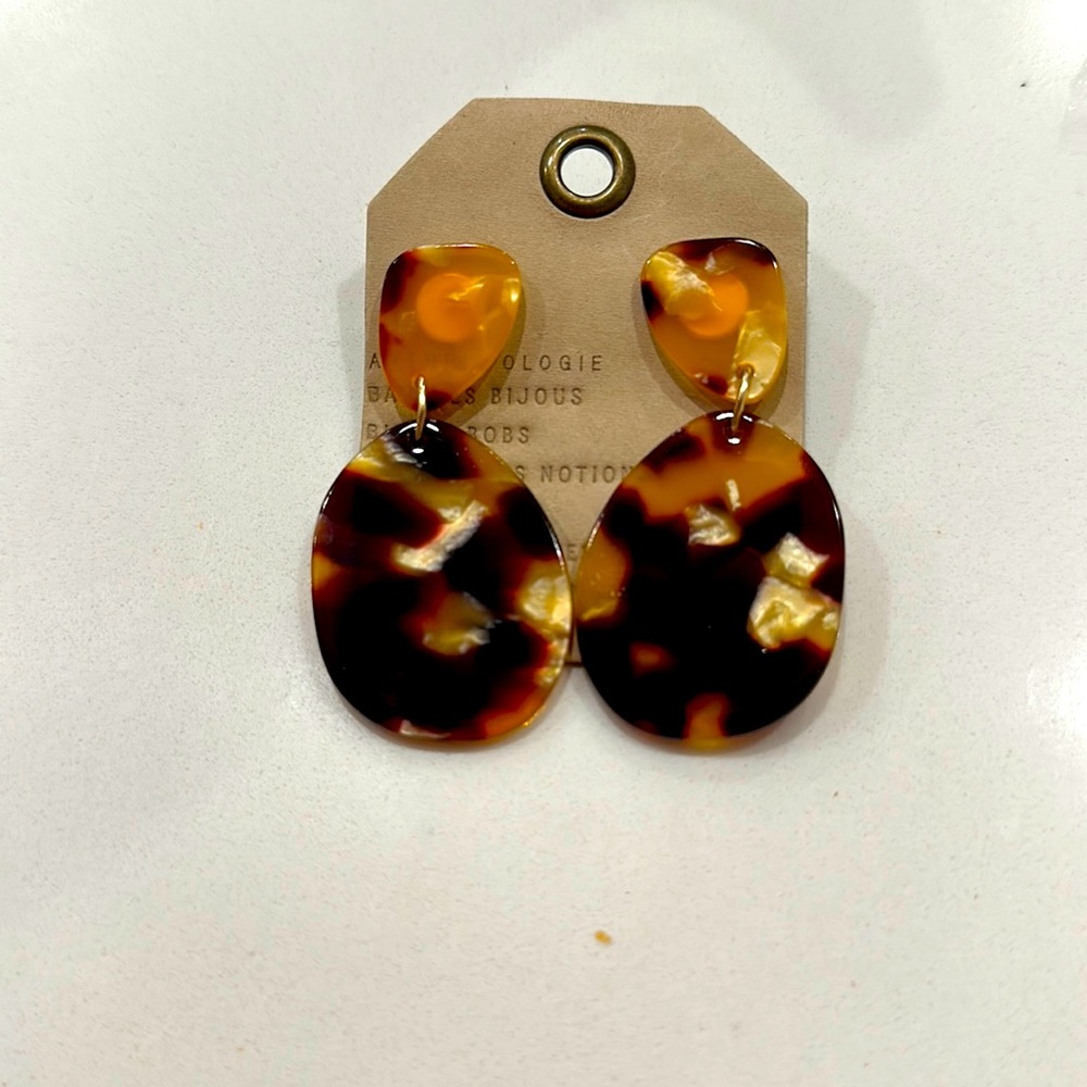 NWT Anthropology resin dangle earrings!